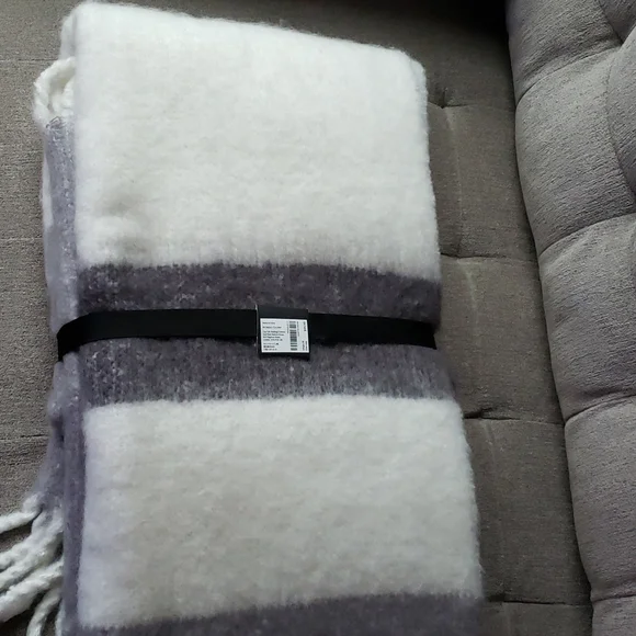 Banana Republic 50" x 60" Soft Blanket NWT Gray White - Picture 2 of 13